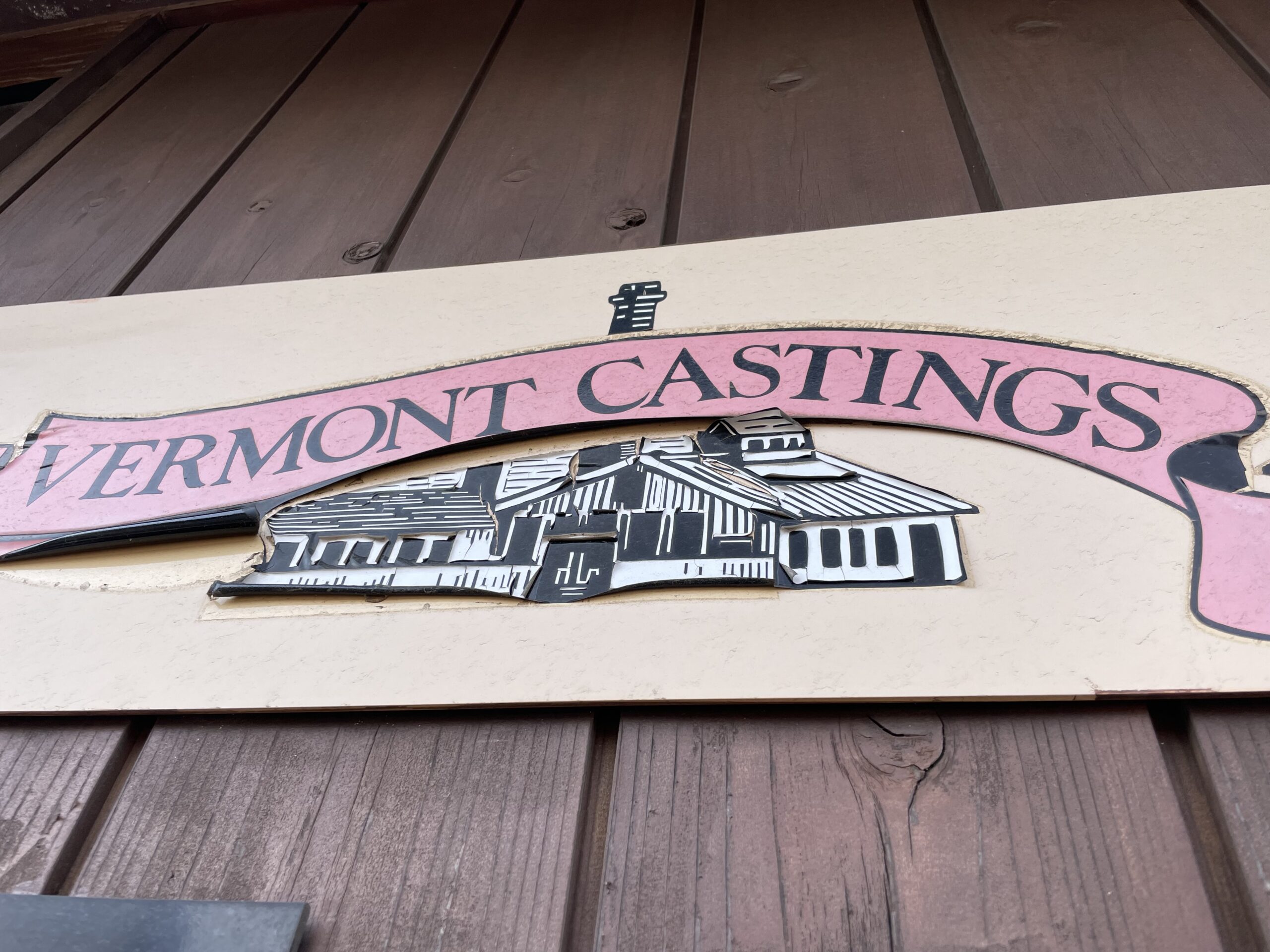 色褪せもひどく剥がれたカッティングシート